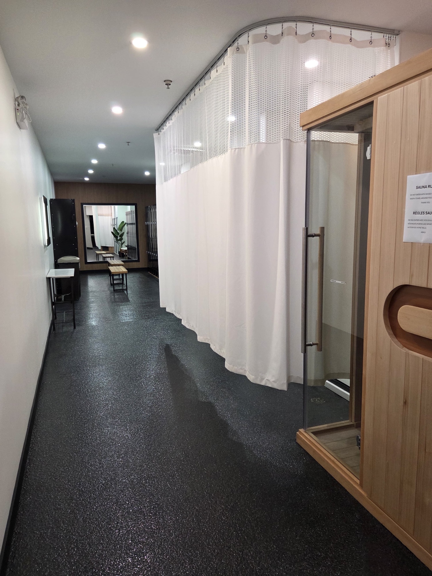 Vestiaire des femmes rénové avec accès au sauna au Club Fitness