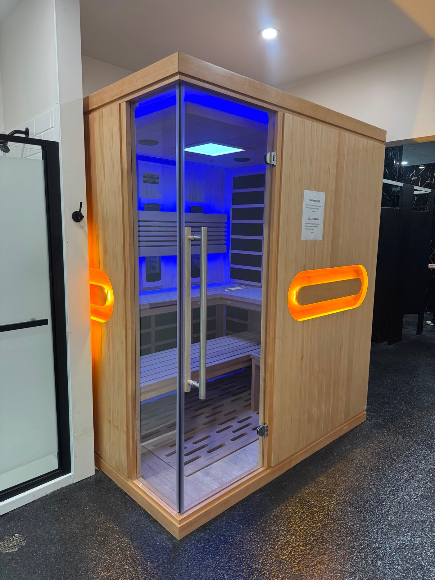 Sauna infrarouge du Club Fitness éclairé en bleu par la chromothérapie — ambiance de récupération, LaSalle, Montréal