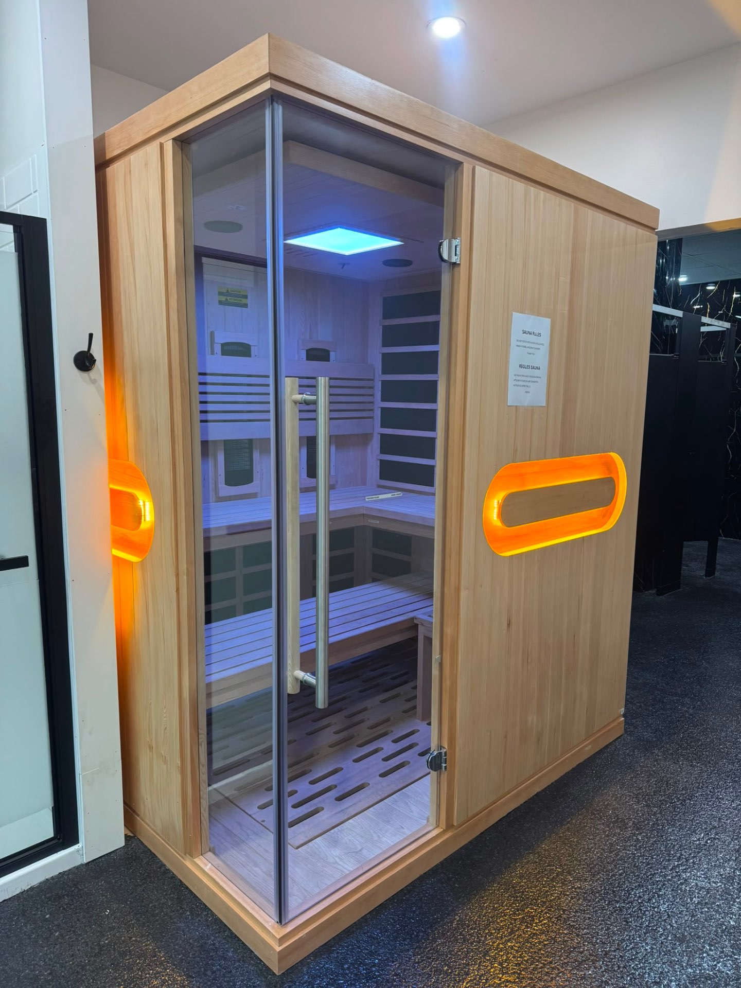 Sauna infrarouge du Club Fitness éclairé en blanc neutre par la chromothérapie — ambiance de concentration, LaSalle, Montréal