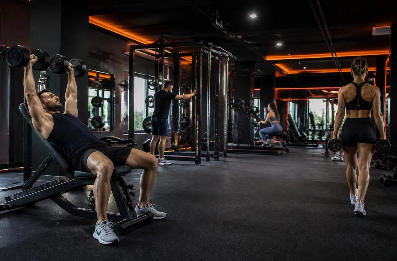 Membres s'entraînant indépendamment sur le vaste plateau du Club Fitness — beaucoup d'équipement, jamais bondé, LaSalle, Montréal